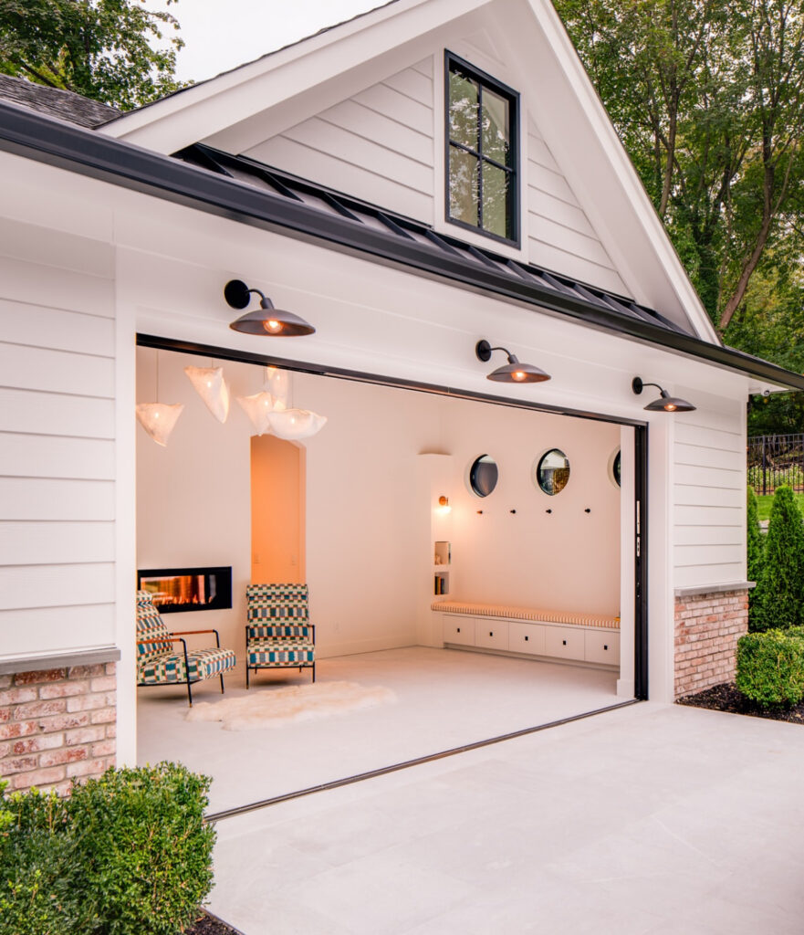 Milton pool house with retractable opening facing the backyard
